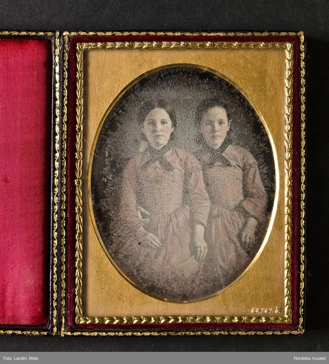 Herre, bröstbild.
Flickor, stående knästycke.