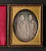 Dubbelporträtt, två flickor, ca 1850. Dagerrotyp / daguerreotyp i sammetsfodrat etui, kolorerad. Nordiska museet inv.nr  68767B.
-
Portrait of two girls. Tinted sixth-plate daguerreotype in silk lined case.