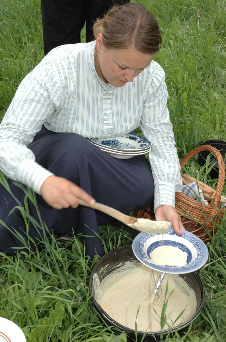 Levendegjøring på museum.
Ferieskolen uke 30 i 2005.Det tas pause i høyinga. Lærerinnen Ragnhild slapper av og spiser slåttegrøt.
Norsk Folkemuseum, Bygdøy.