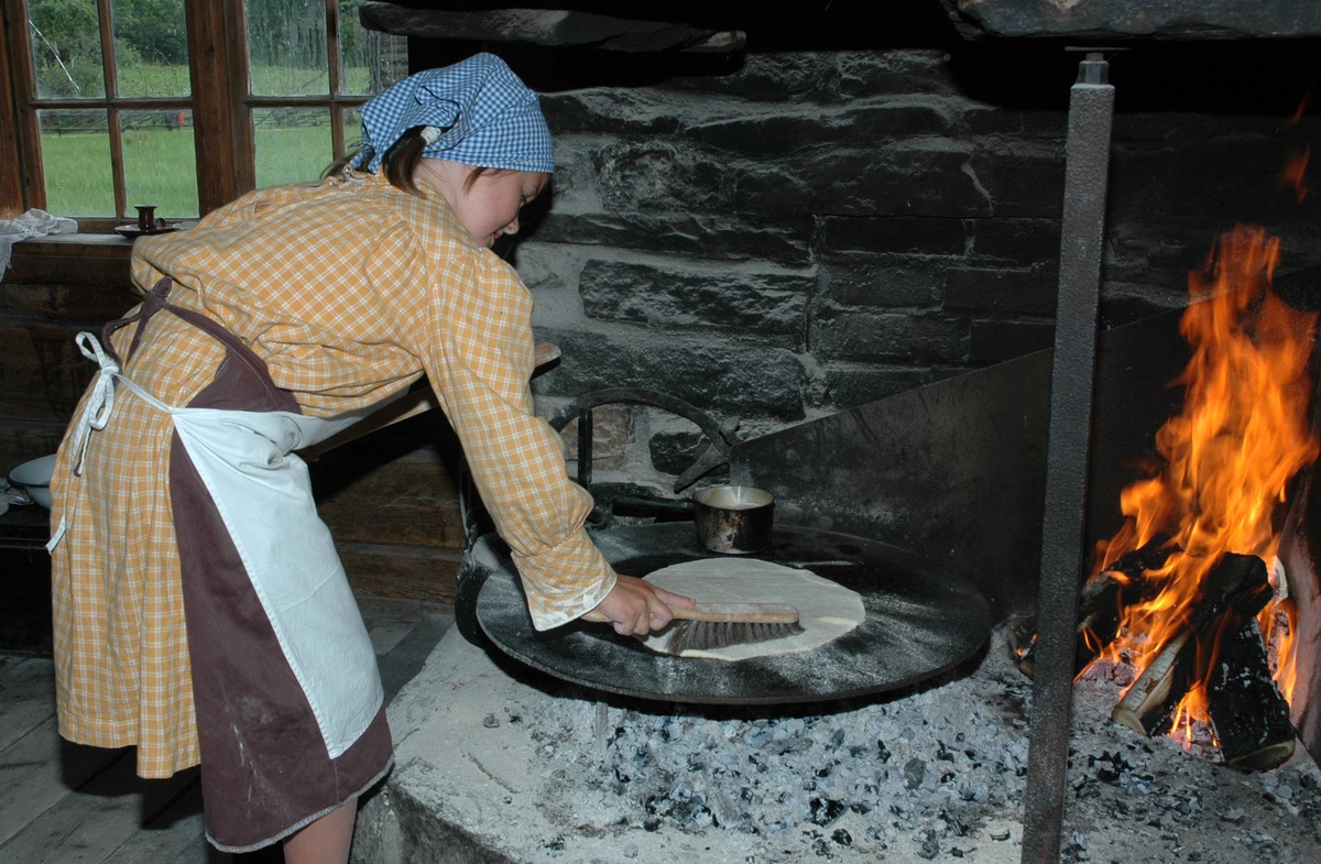 Levendegjøring på museum.
Ferieskolen uke 30  i 2005. Lefsebaking i eldhuset.
Norsk Folkemuseum, Bygdøy.