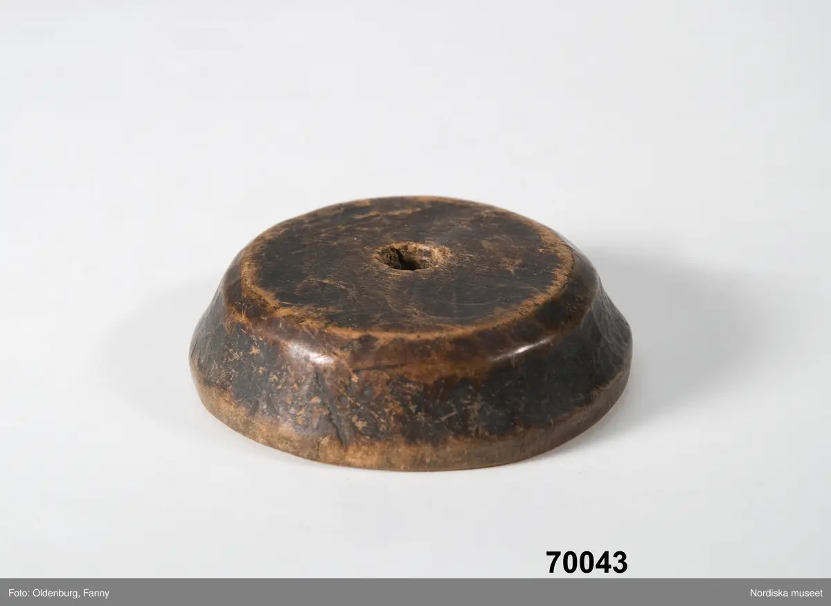 Huvudliggaren:
"Slända fr. Karasjoks sn, Norska lpmn. Fr. Karasjok. L[apska:] snaldo. Märkt: 'S P D' Till spinning af laxgarn. Ink. af jägmästaren Hugo Samzelius. 1891. Bil. Samzelius 747."