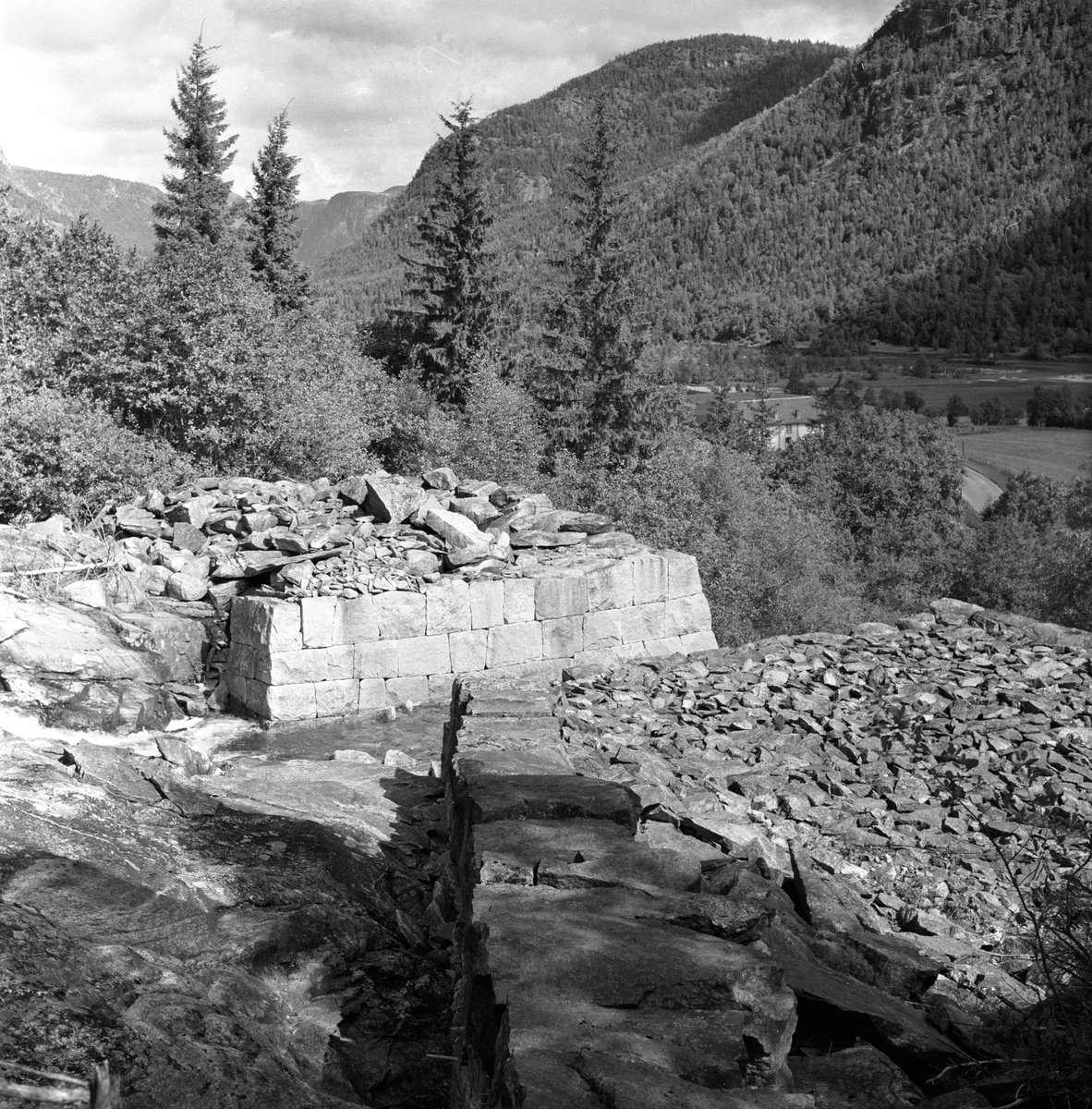 Riksvei 10. Gammelt og nytt brokar ved riksveien. Fotografert august 1958.