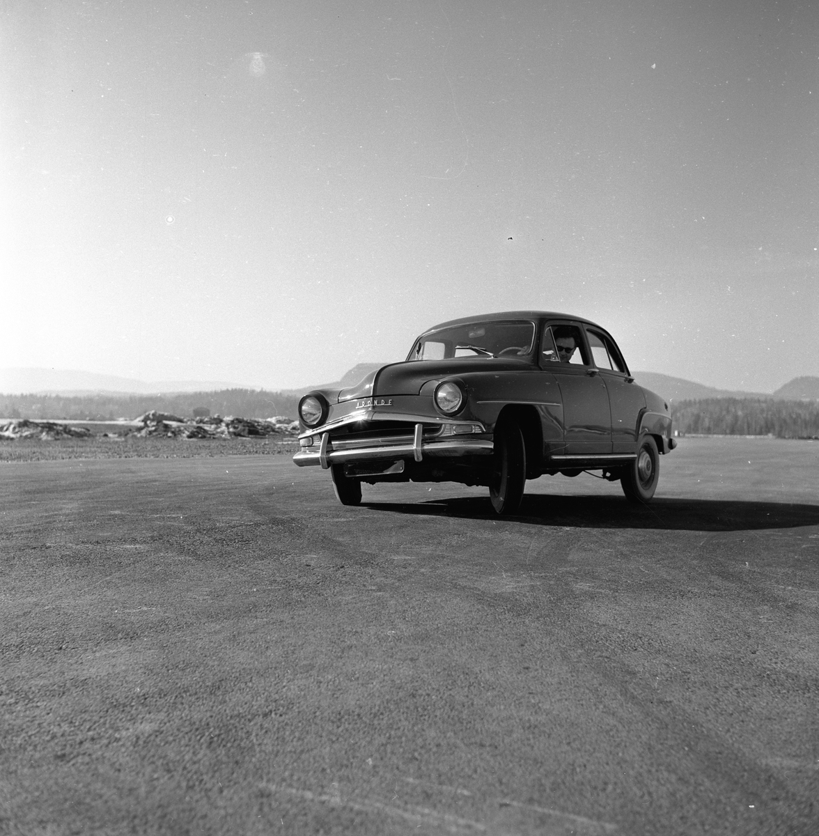 En bil av merket Simca Aronde på Fornebu flyplass. Fotografert 1. april 1957.