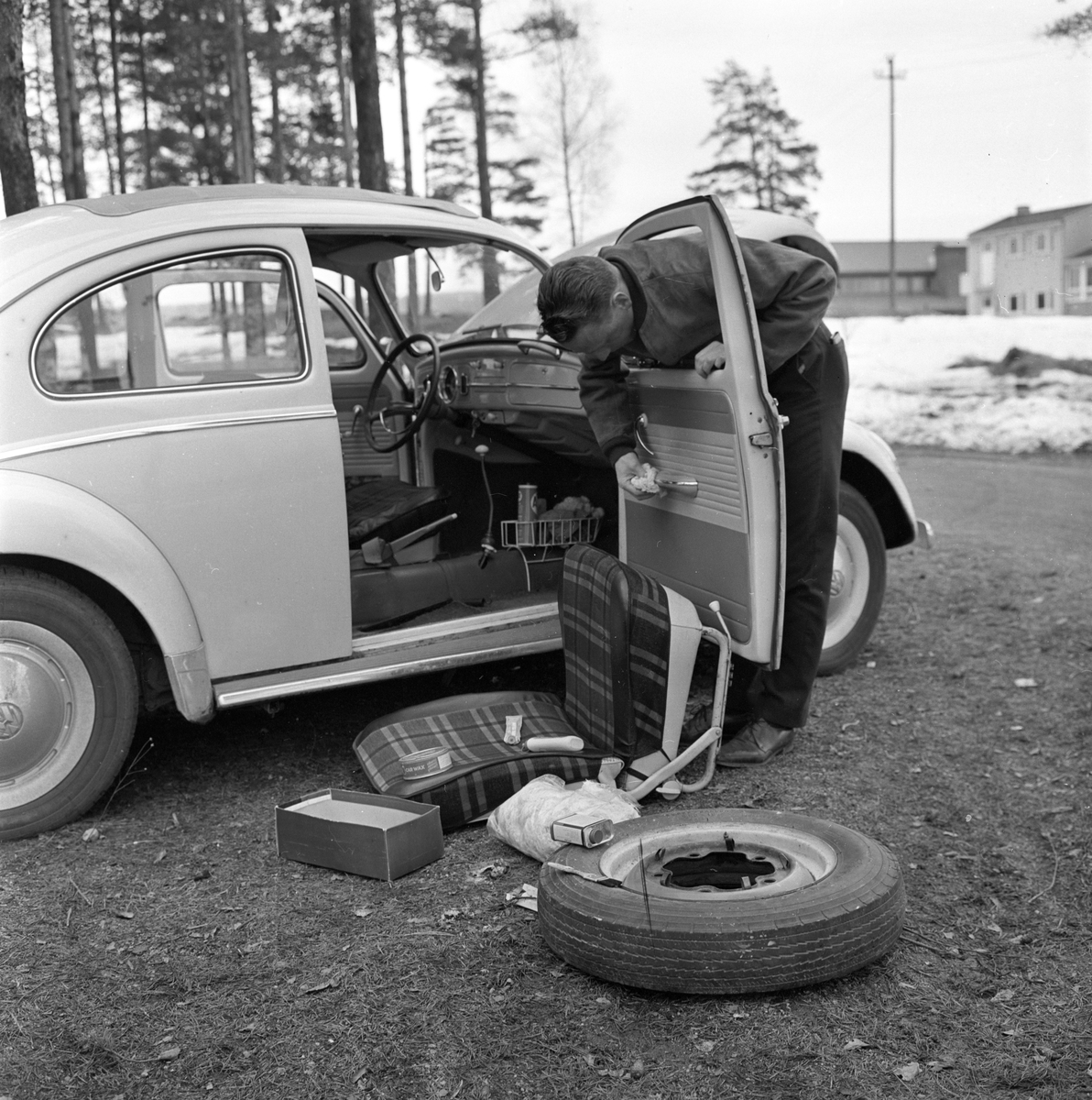 Vårpuss på bilen, mann pusser bil. Fotografert 30. april 1966.