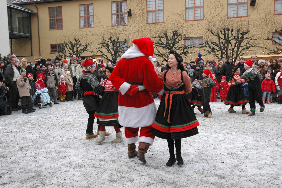 Julemarked  11.12.2005. NF dansegruppe, iført setesdalsdrakter, danser på Torget.