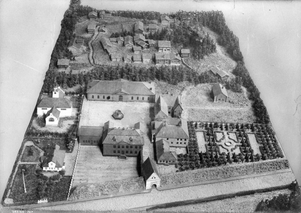 Norsk folkemuseums modellutkast ved Hans Aall ble utstilt i Paris på verdensutstillingen i 1900.

