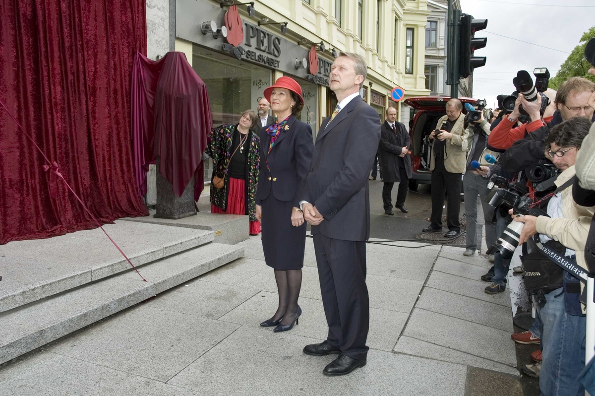 Åpning av Ibsen museet 23.05.2006.Fra gaten utenfor museet før avdukingen av Ibsenskulpturen som er laget av Nina Sundby.dronning Sonja og styreleder Knut Grøholt.