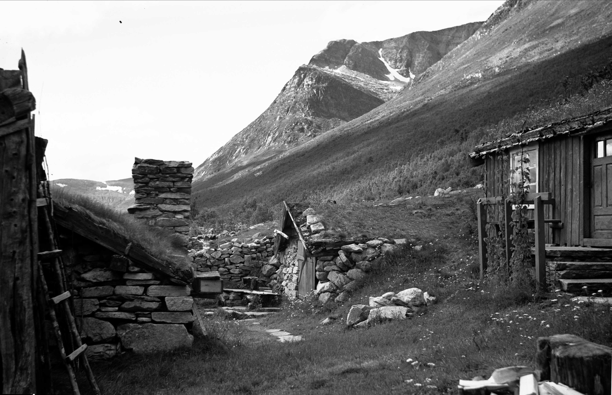 Setertun, Rensbekksætra, Gjevillvatnet, Oppdal, Sør-Trøndelag.  Fotografert 1940. Fra album. 