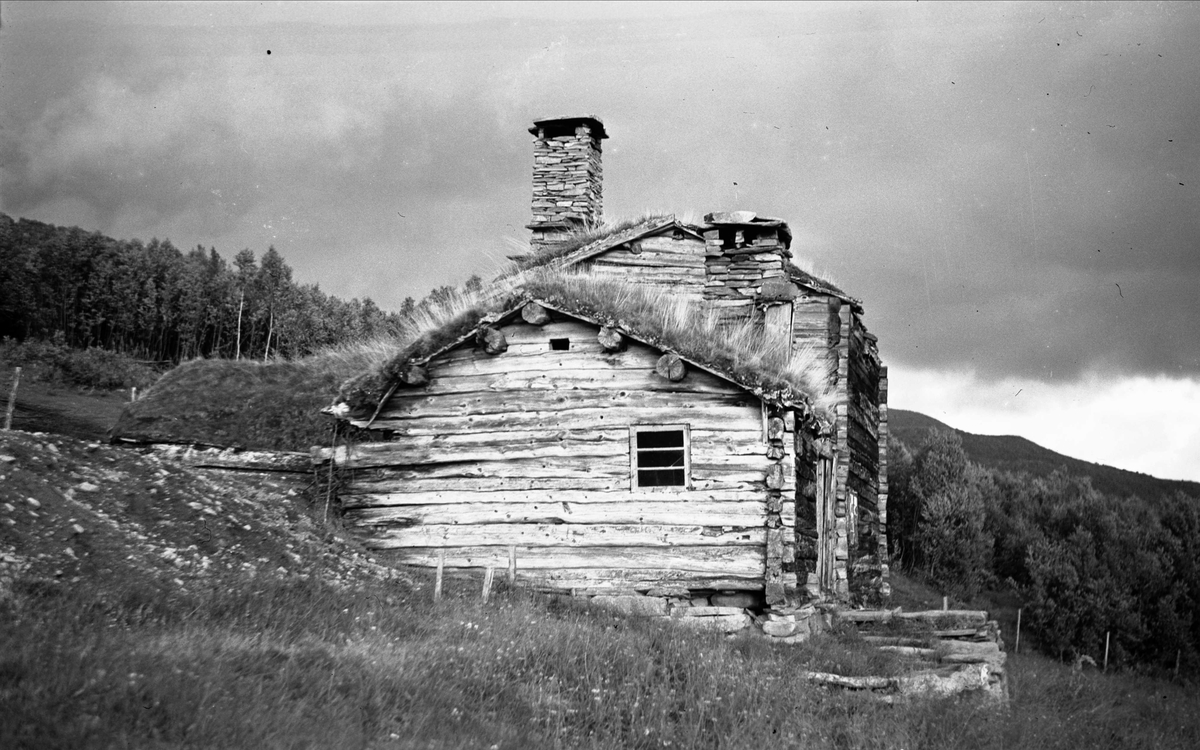 Setertun, Bryggensætra (Brysætra?), Gjevillvatnet, Oppdal, Sør-Trøndelag.  Fotografert 1940. Fra album. 