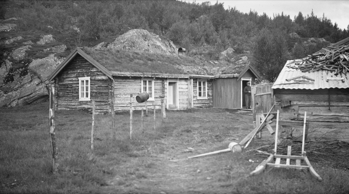 Gårdstun, Halsen, Åmotsdalen, Oppdal, Sør-Trøndelag. Fotografert 1936. Fra album. 