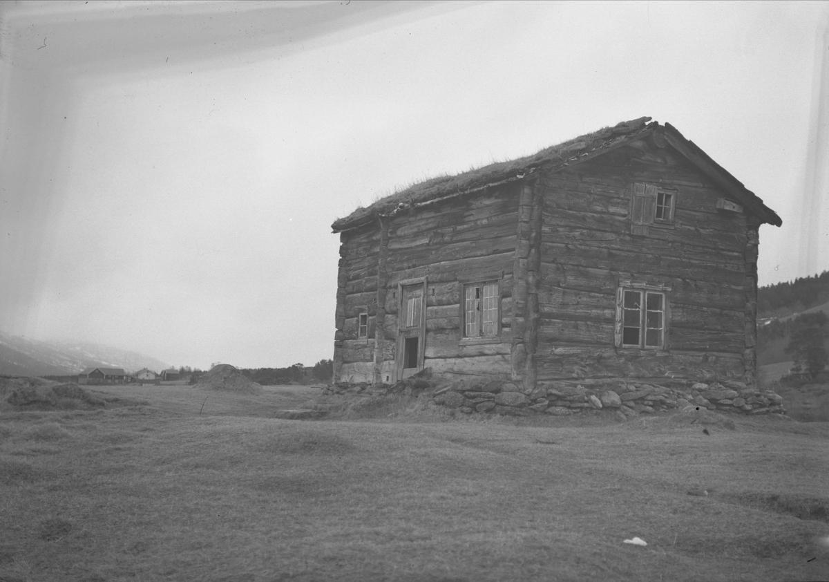 Husmannsplass, Snekkerhaugen, Mjøa, Oppdal, Sør-Trøndelag. Fotografert 1937. Fra album. 