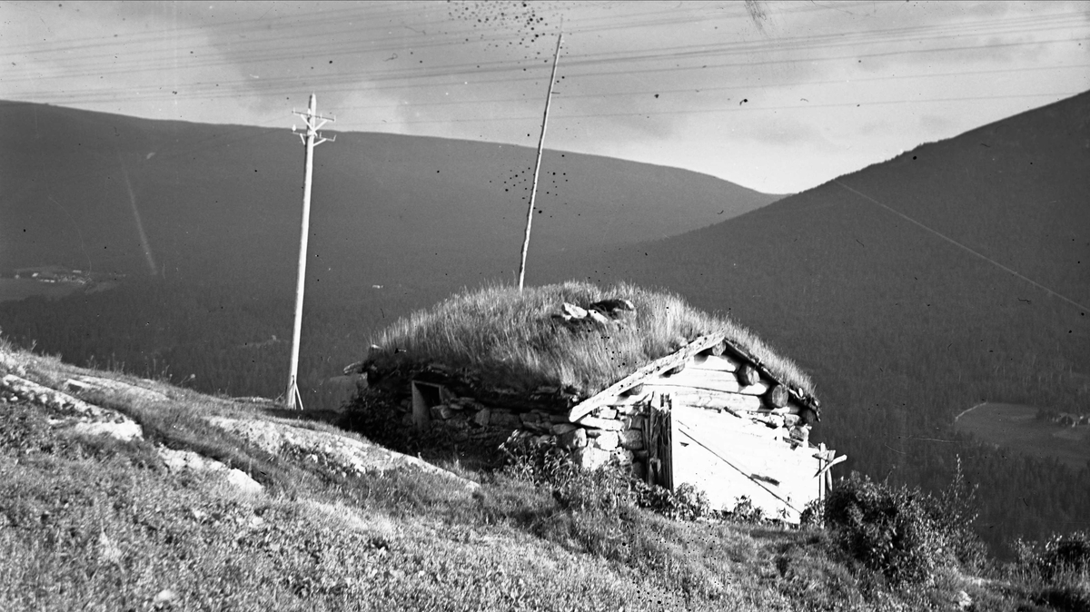 Smie, Gravaune, Lønset, Oppdal, Sør-Trøndelag. Fotografert 1939. Fra album. 