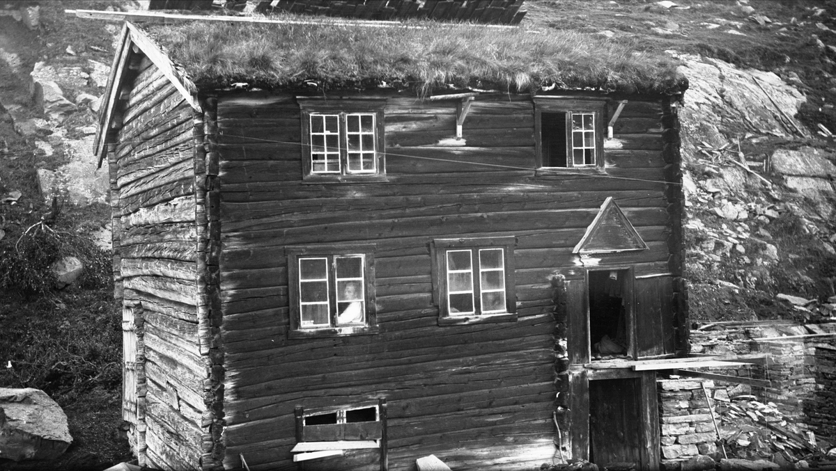 Mastu i tre etasjer, Liabø, Lønset, Oppdal, Sør-Trøndelag. Fotografert 1936. Fra album.
