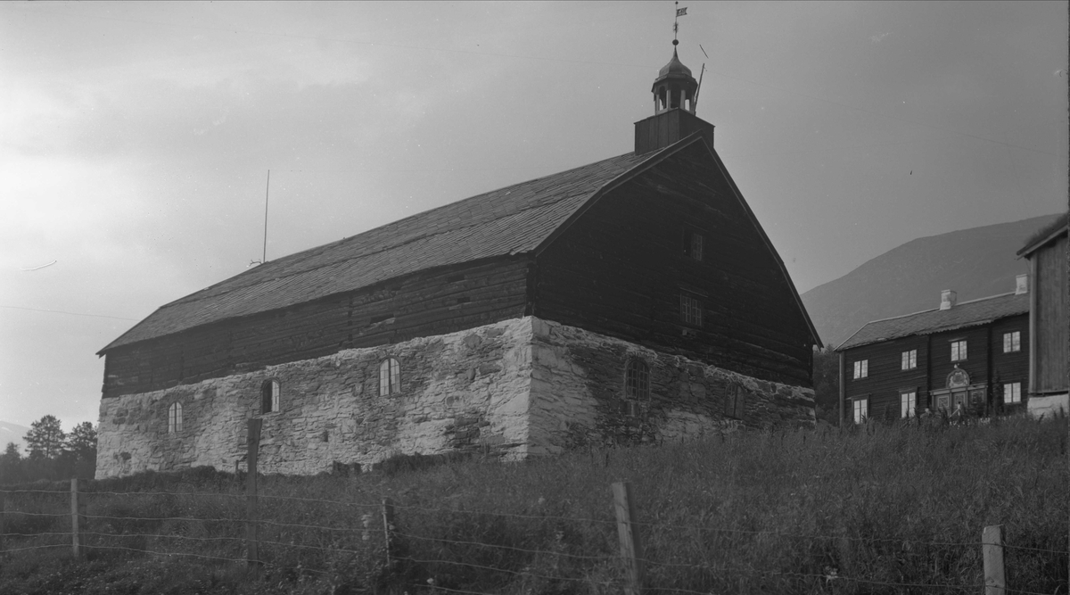 Driftsbygning fra 1840-årene og hovedbygning, Gravaune, Lønset, Oppdal, Sør-Trøndelag. Fotografert 1939. Fra album. 