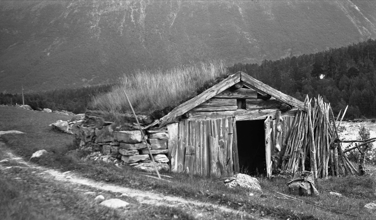 Smie, Stølgjerdet, Drivdalen, Oppdal, Sør-Trøndelag. Fotografert 1939. Fra album. 