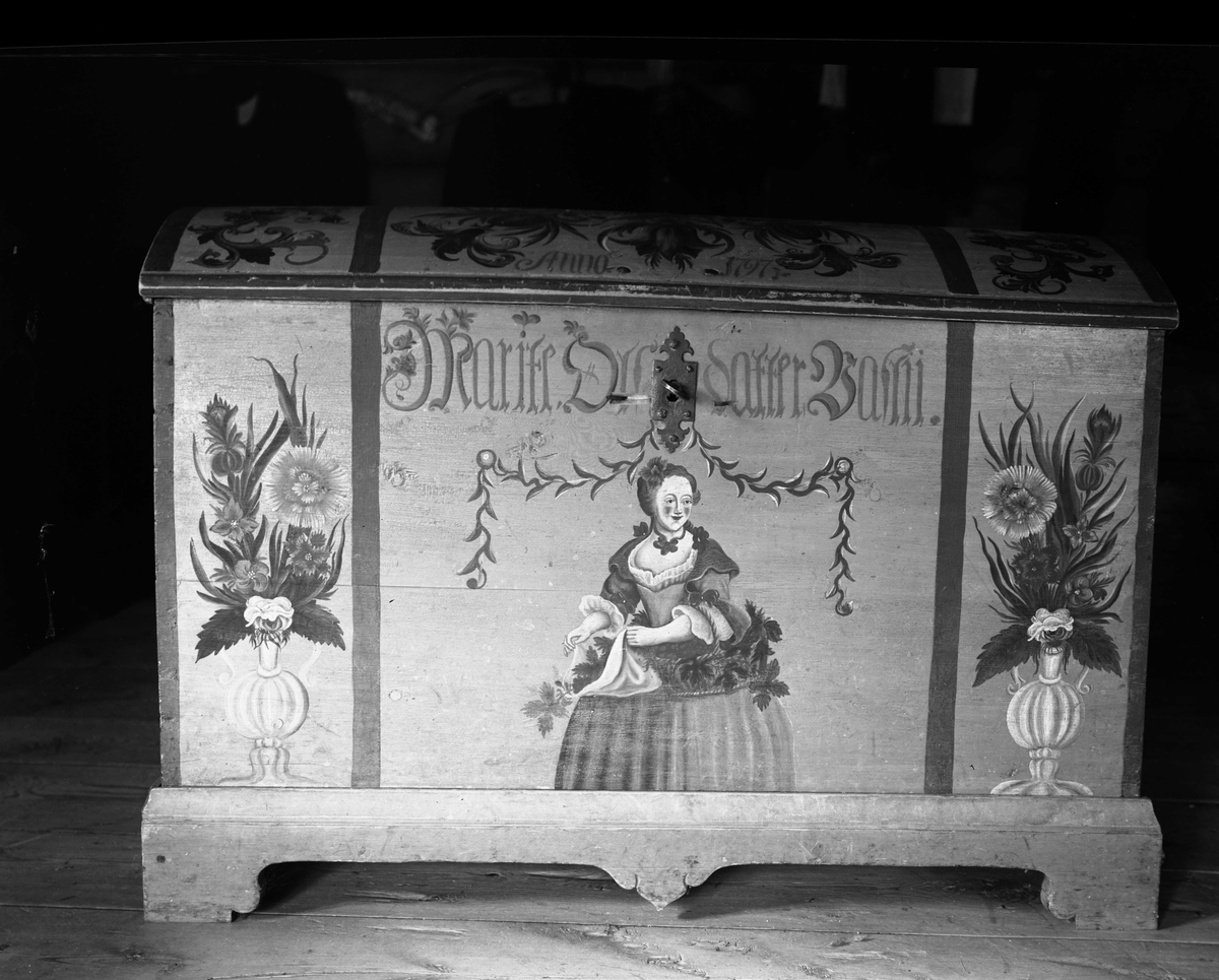 Kiste merket 1797, Nyhus, Lønset, Oppdal, Sør-Trøndelag. Ant. malt av Tørris Uv. Fotografert 1939. Fra album.