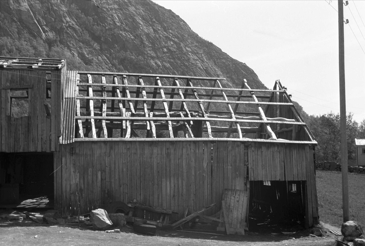 Vølstad, Gjesdal, Rogaland. Riving av grindløe, NF.092. Utvendig, sperrer, bordkledning.