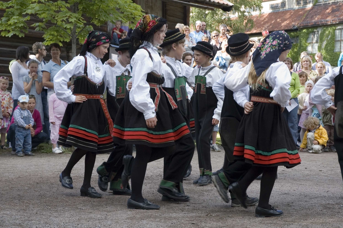 Norsk Folkemuseums dansegruppe danser i Telemarkstunet.