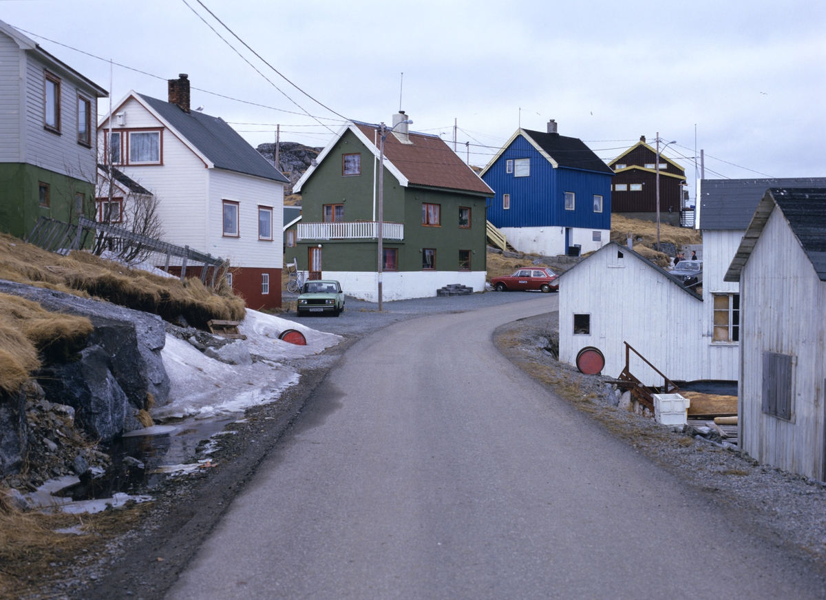 Fiskeværet Gjesvær, de fleste husene langs hovedgaten har bevart gjenreisningshusenes form, bortsett fra utskifting av vinduer er lite endret siden de ble byggeet, illustrasjonsbilde fra Nye Bonytt 1988.