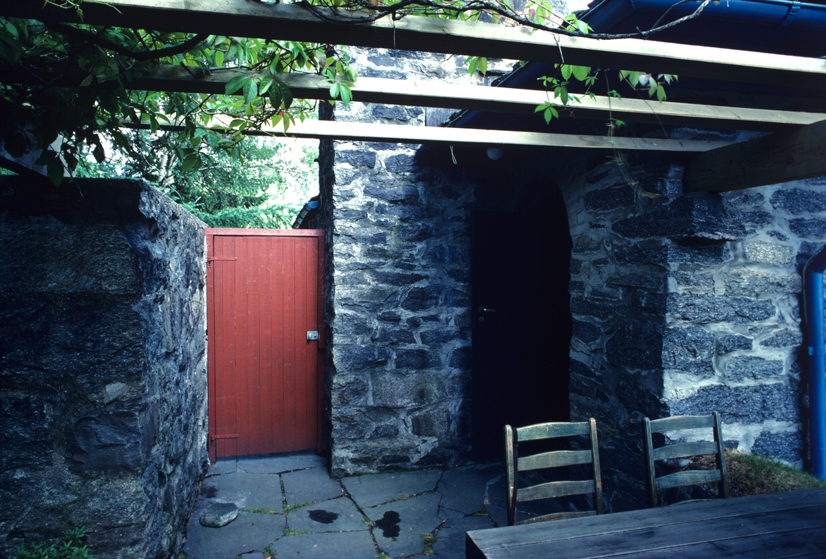 Bolig tegnet av arkitekt Fredrik Konow Lund, terrassen med pergola, illustrasjonsbilde fra Nye Bonytt 1988.