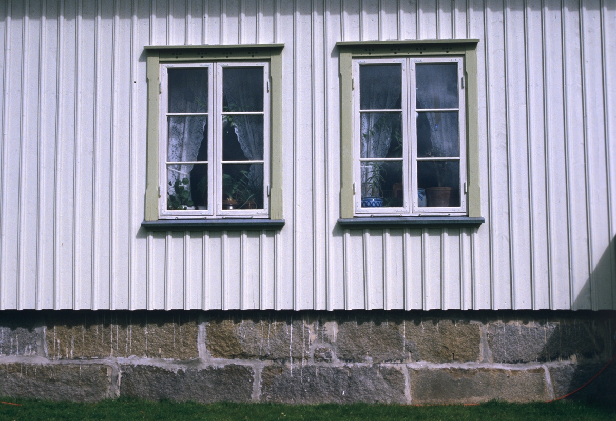 Eldre hus med restaurerte vinduer. Illustrasjonsbilde fra Nye Bonytt 1989.