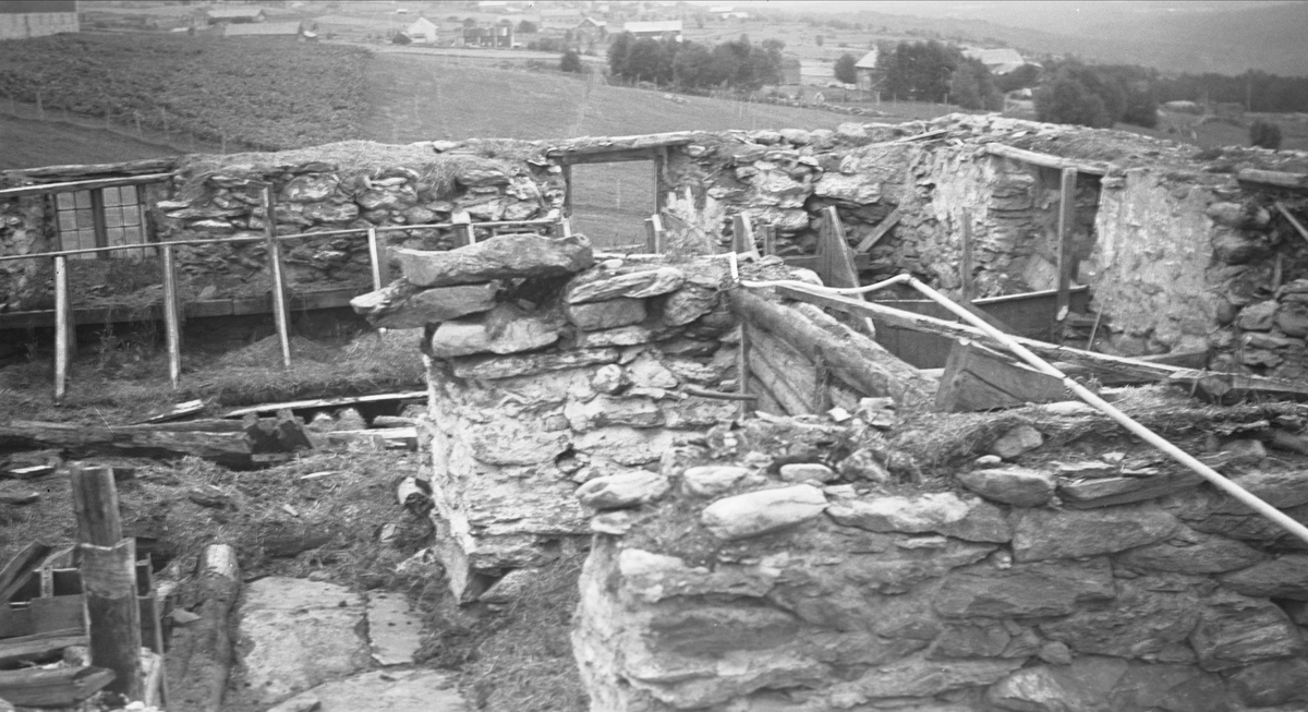 Rester av steinfjøs, Vognill, Oppdal, Sør-Trøndelag. Fotografert 1937. 