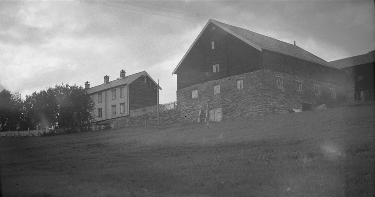 Gårdstun, Bjørndalen, Oppdal, Sør-Trøndelag. Fotografert 1936. 