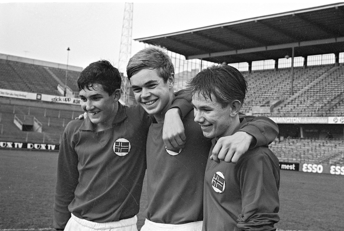 Serie bilder av juniorlandskamp i fotball, Norge - Sverige 1967. 