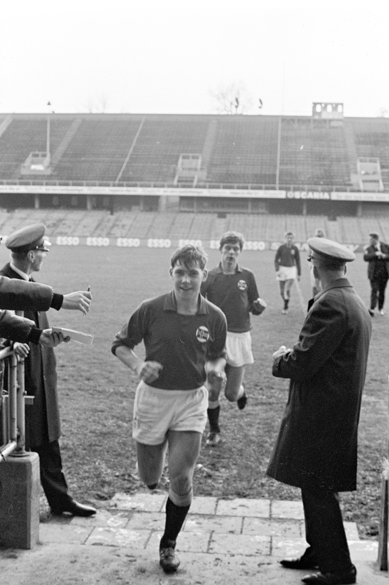 Serie bilder av juniorlandskamp i fotball, Norge - Sverige 1967. 