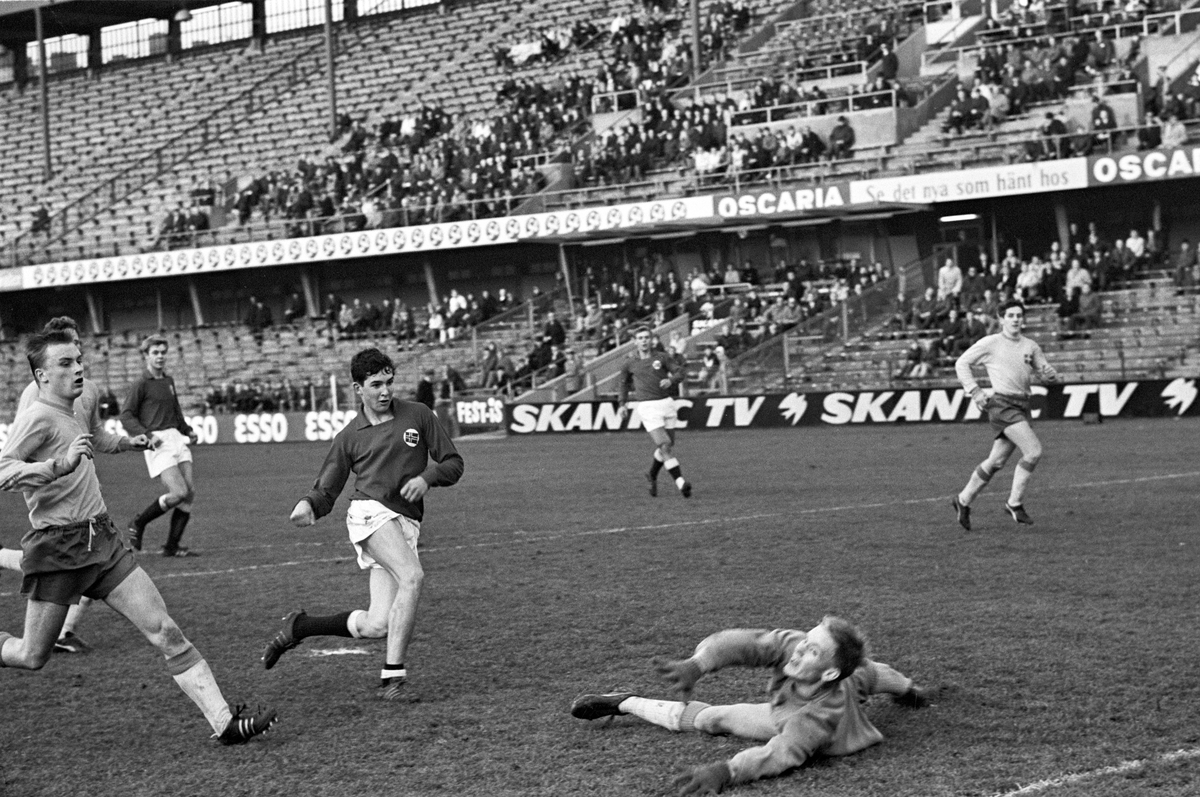 Serie bilder av juniorlandskamp i fotball, Norge - Sverige 1967. 