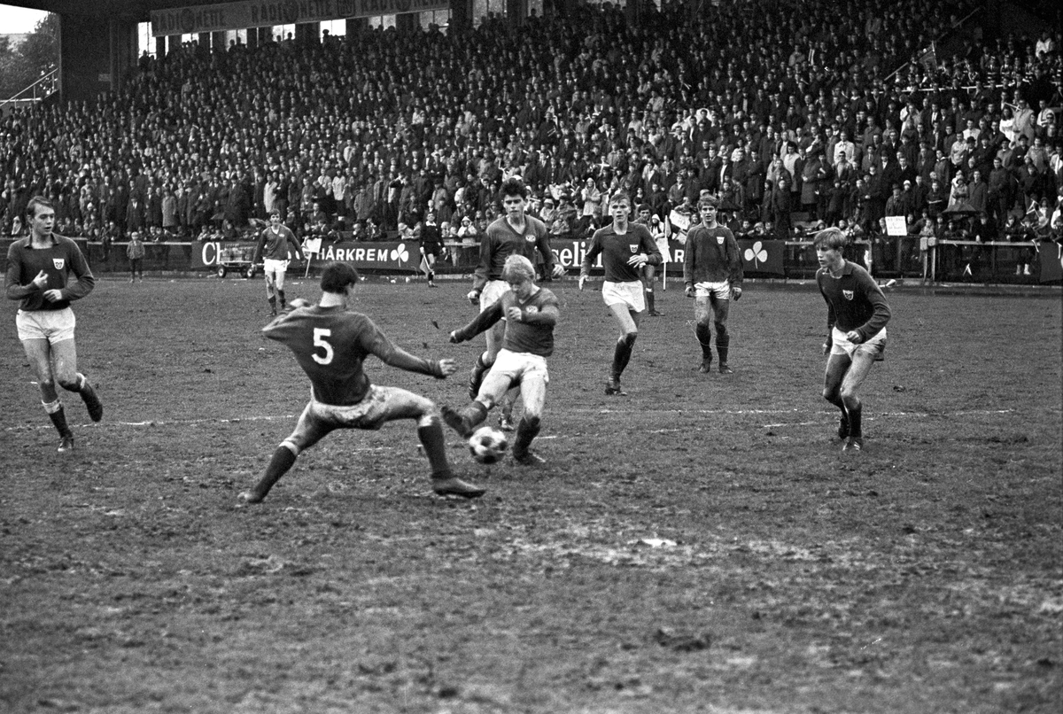 Serie. Fotball final jr.cup 1967, mellom Vålerenga og Manglerud. Fotografert 1967.