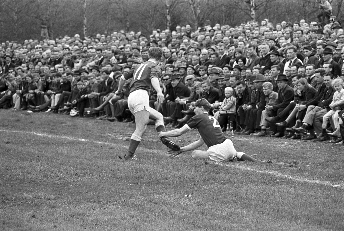 Serie. Fotballkamp mellom Aurskog og Brann. Fotografert 16. mai 1967.