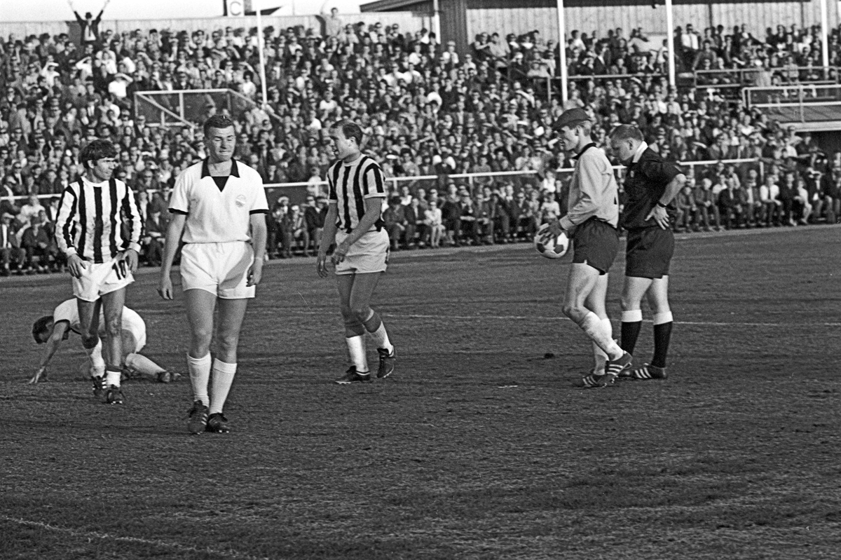 Serie. Fotballkamp mellom Sarpsborg og Strømsgodset. Fotografert juli 1969.