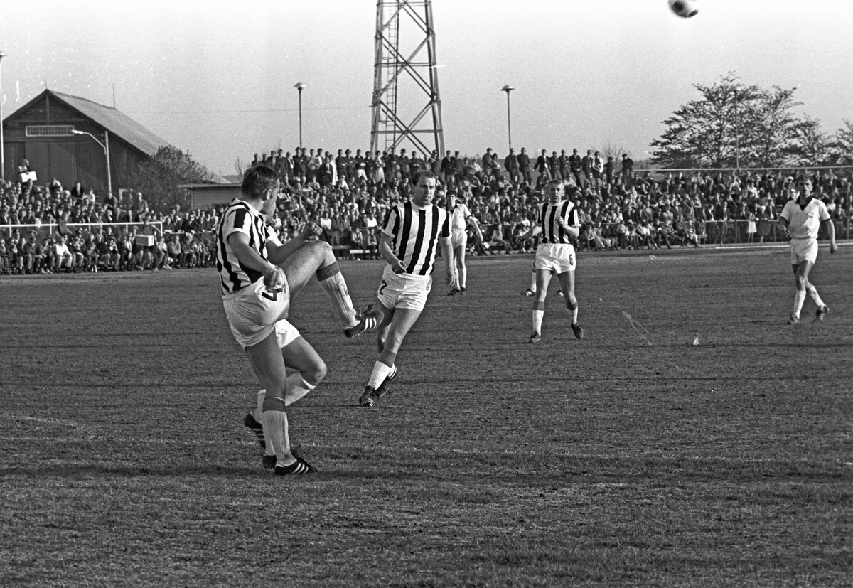 Serie. Fotballkamp mellom Sarpsborg og Strømsgodset. Fotografert juli 1969.