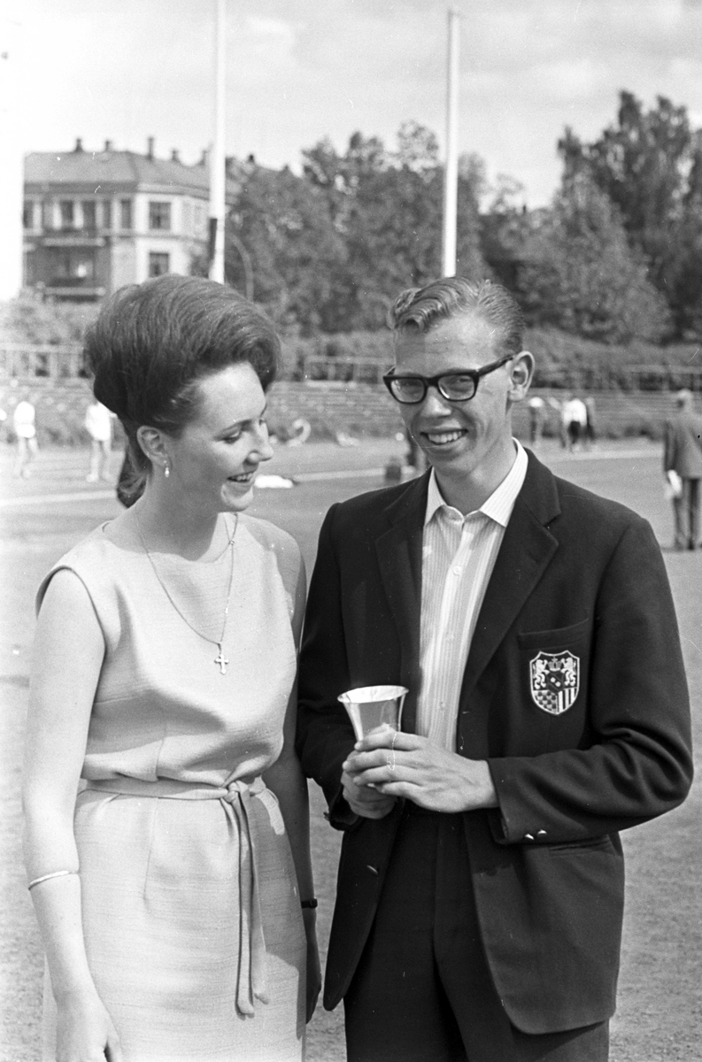 Serie. Friidrett på Frogner stadion, Oslo. Dagbladpokalen overrekkes. Fotografert 1964.