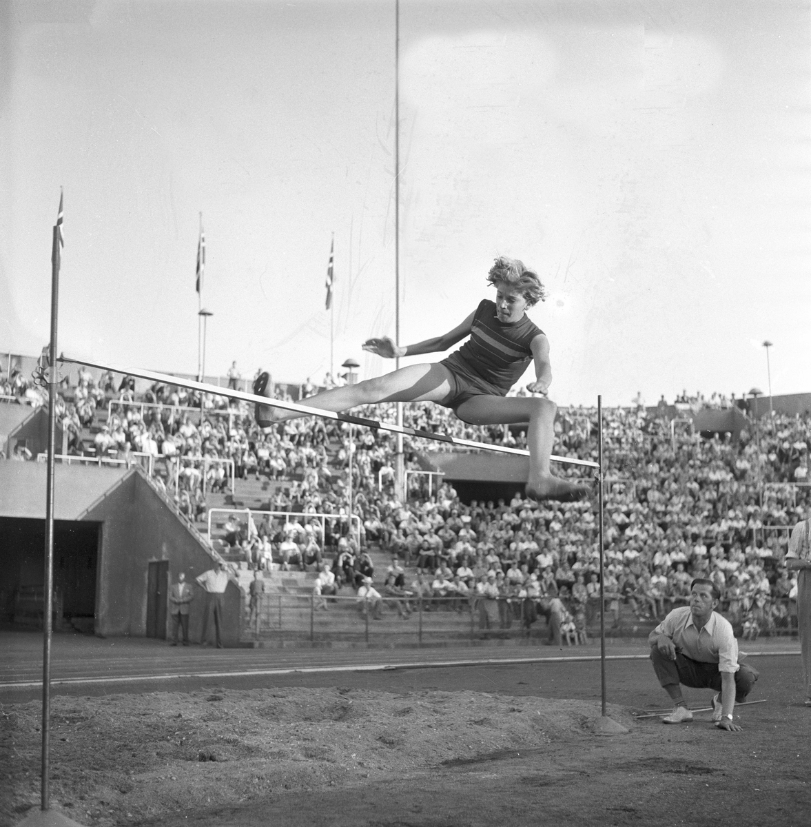 Serie. Det norske og rumenske stafettlaget på Bislett med påfølgende bankett.
Fotografert 1955. 
