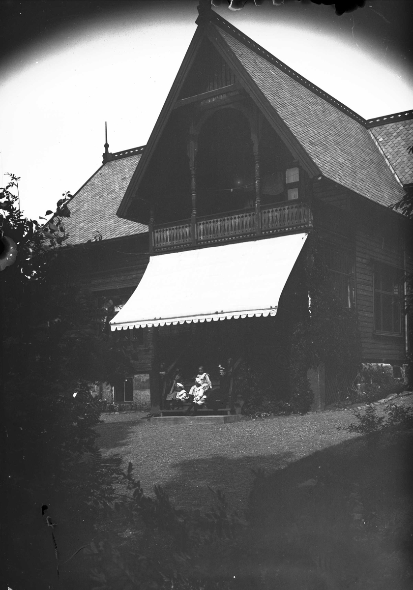 Serie bilder, noe fra Drøbak, Frogn, Akershus. Muligens noe fra Valdres. Familieliv, antagelig  familiene Hansen, Lund og Samuelson ca 1900-1905.