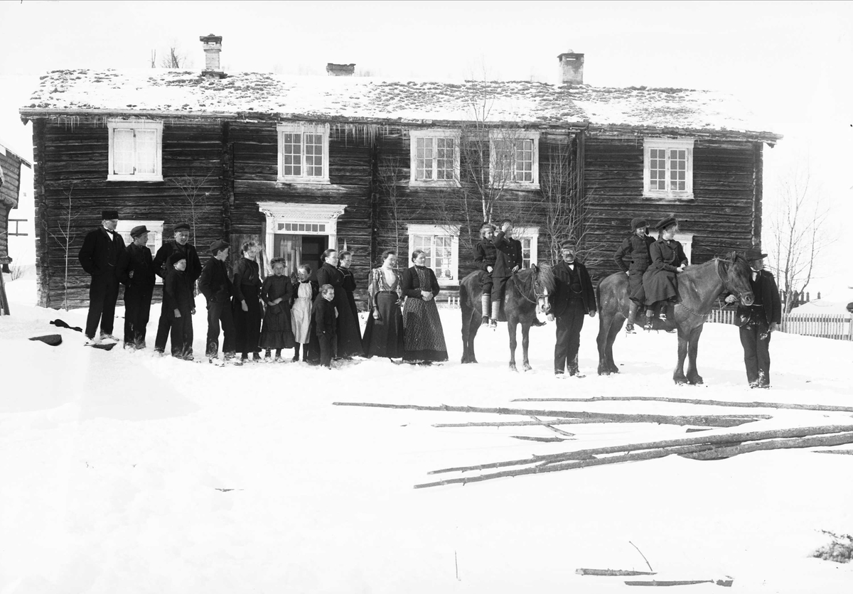 Serie bilder, noe fra Drøbak, Frogn, Akershus. Muligens noe fra Valdres. Familieliv, antagelig  familiene Hansen, Lund og Samuelson ca 1900-1905.
