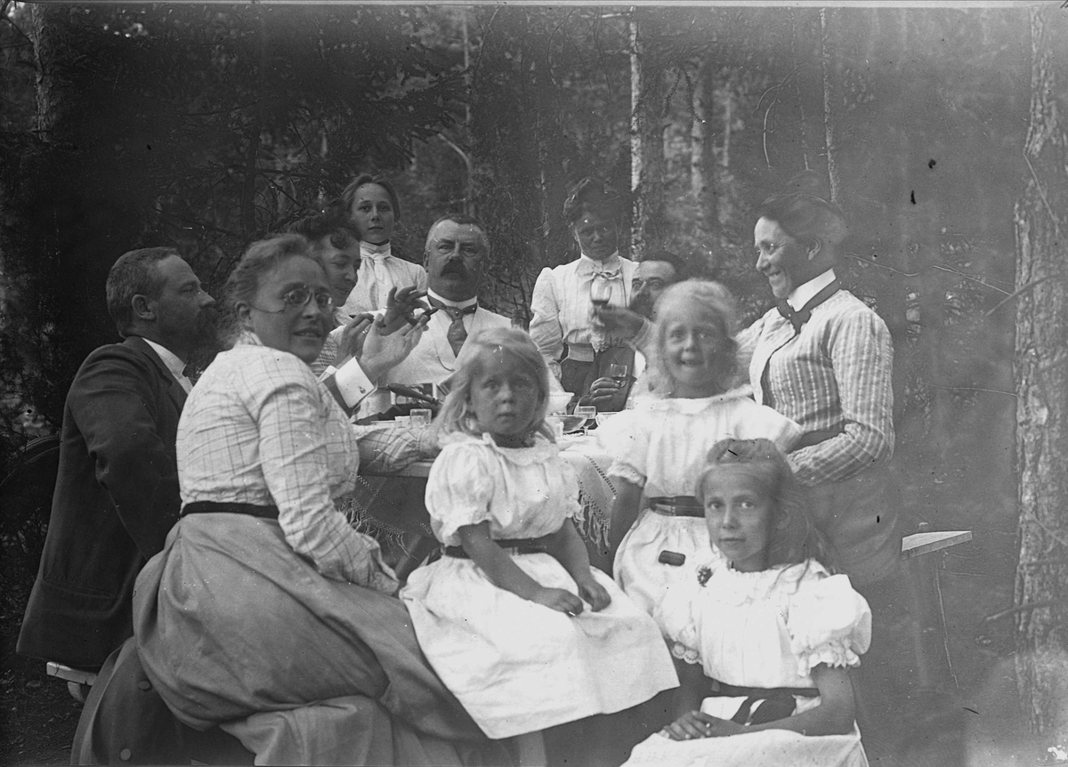 Serie bilder, noe fra Drøbak, Frogn, Akershus. Muligens noe fra Valdres. Familieliv, antagelig  familiene Hansen, Lund og Samuelson ca 1900-1905.