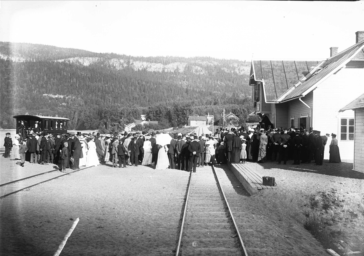 Serie bilder fra Lierbanen og Verdalselva bru i Verdal (1904). Familieliv, antagelig familien Lund ca 1900.
