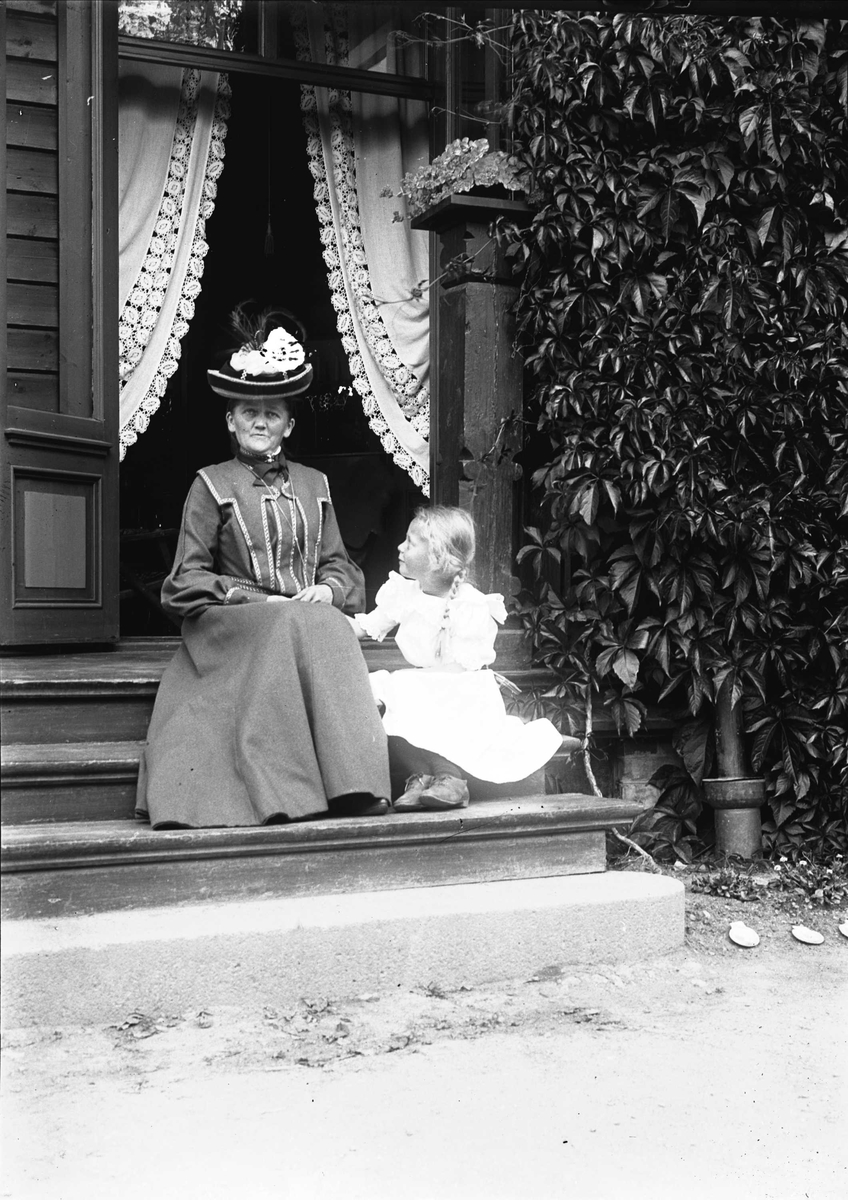 Serie bilder fra Lierbanen og Verdalselva bru i Verdal (1904). Familieliv, antagelig familien Lund ca 1900.