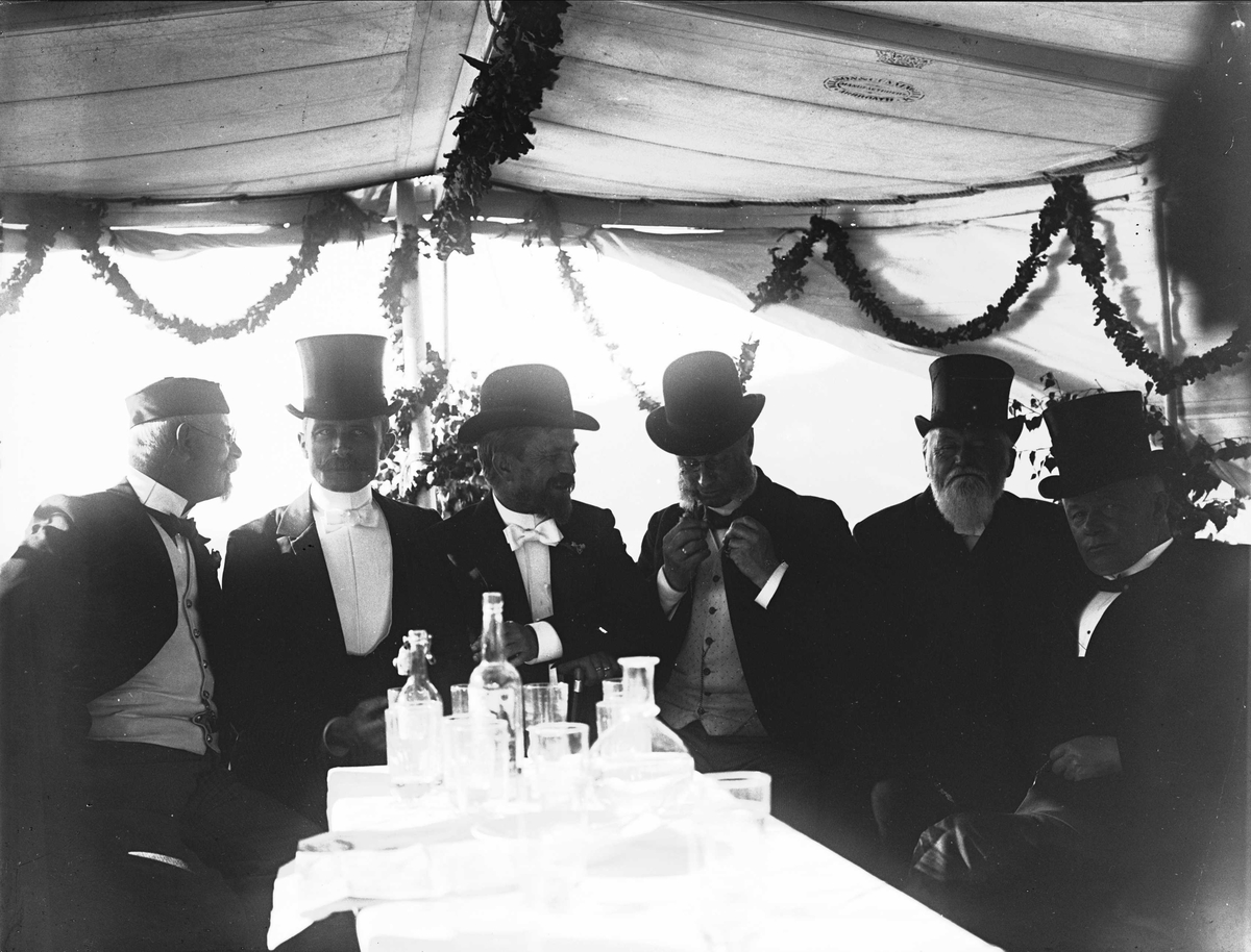 Serie bilder fra Lierbanen og Verdalselva bru i Verdal (1904). Familieliv, antagelig familien Lund ca 1900.
