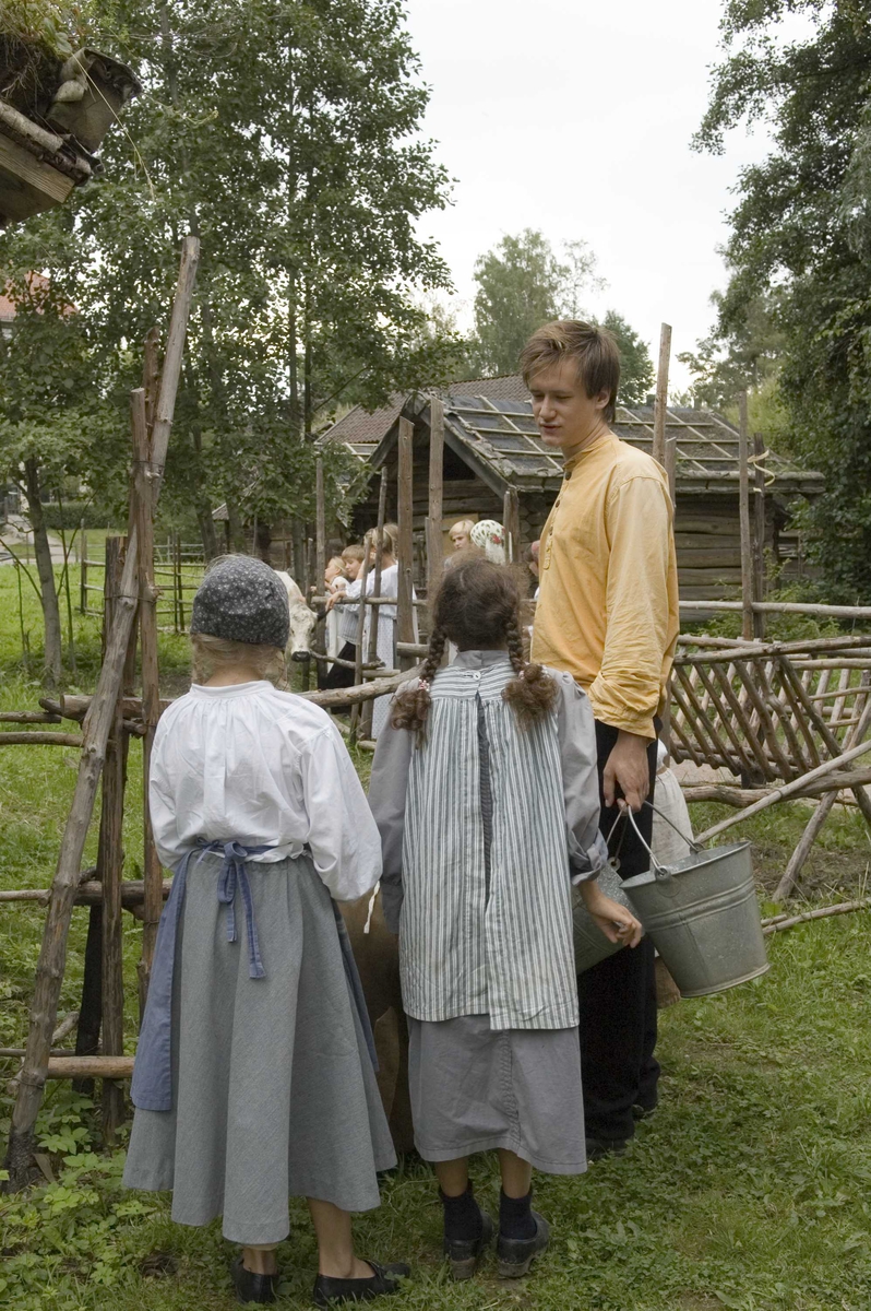 Levendegjøring på museum.
Ferieskolen uke 32 i 2007. Dyrene fores, Norsk Folkemuseum, Bygdøy.