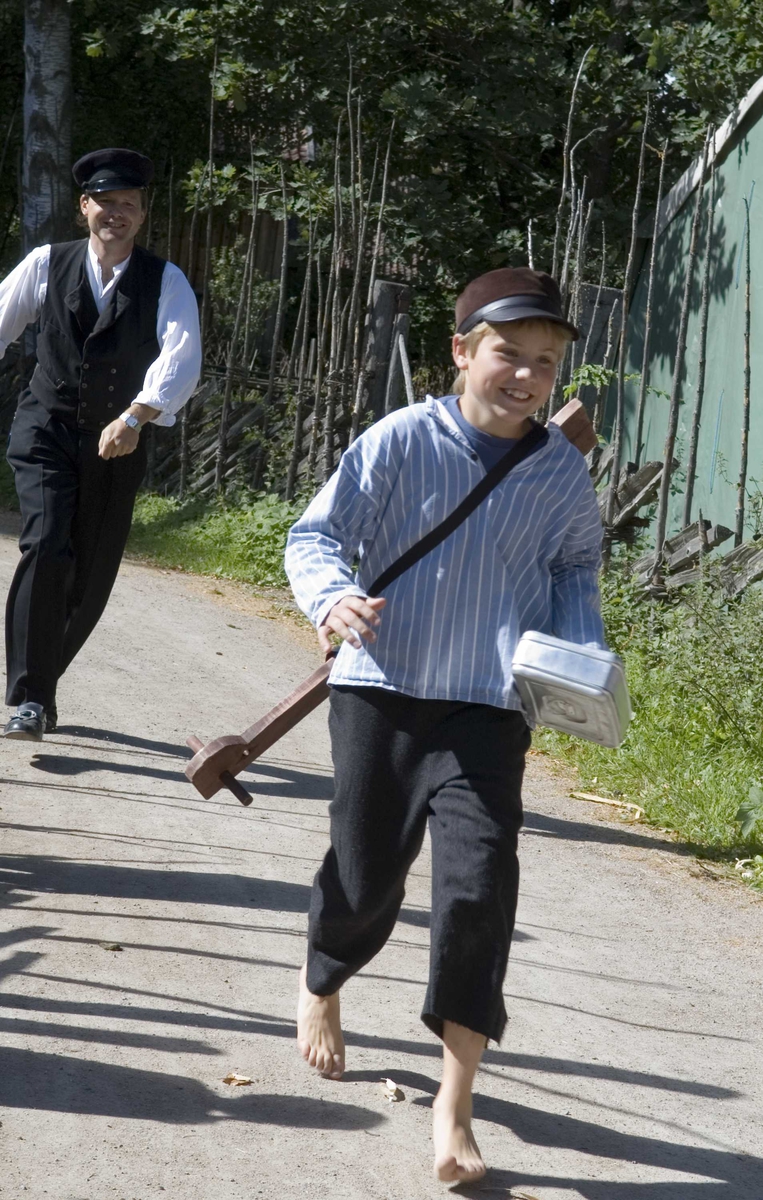 Arrangement i forbindelse med Astrid Lindgren 100 år, søndag 26.08.2006.
Emil fra Lønneberget i full fart med "Faren" etter.