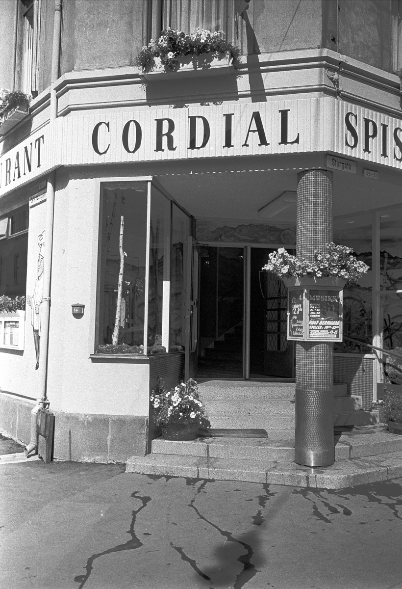 Serie. Restaurant Cordial, Storgata, Oslo. Inngangsparti, interiør og underholdning. 