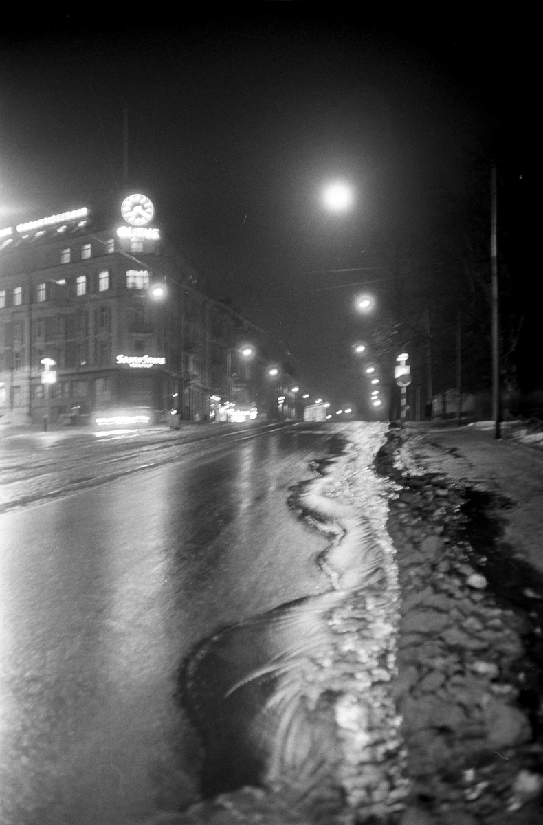 Serie. Drammensveien i vintermørke, Oslo.