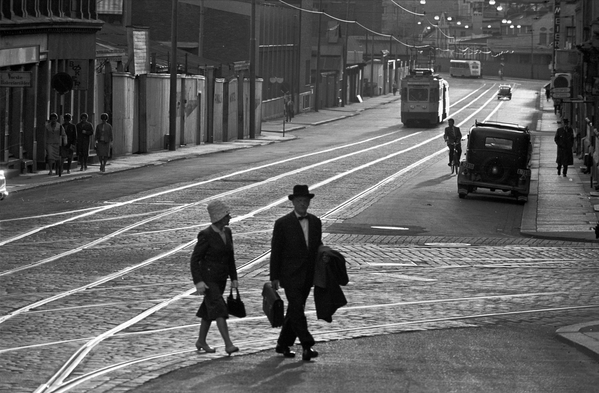 Serie. Bybilder med trafikk, Schweigaardsgate, Strømsveien, Etterstad og Vålerenga, Oslo