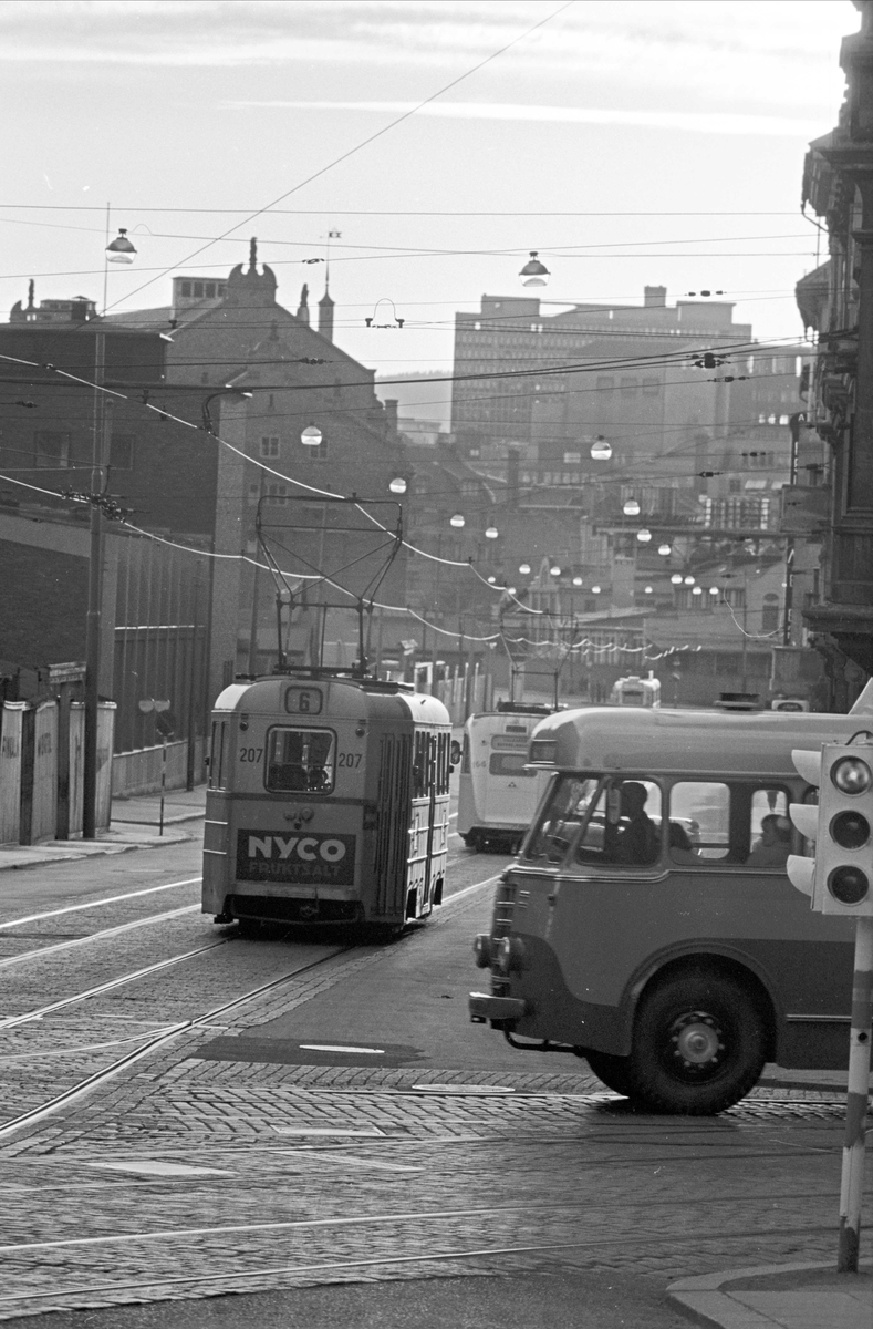Serie. Bybilder med trafikk, Schweigaardsgate, Strømsveien, Etterstad og Vålerenga, Oslo