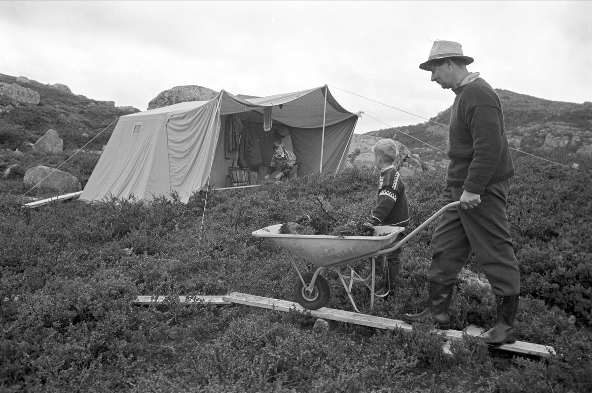 Serie. Tempelseter, Eggedal, Sigdal, Buskerud. Frilufts- og hytteliv samt bygging av Tempelseter høyfjellshotell. Fotografert 1963.
