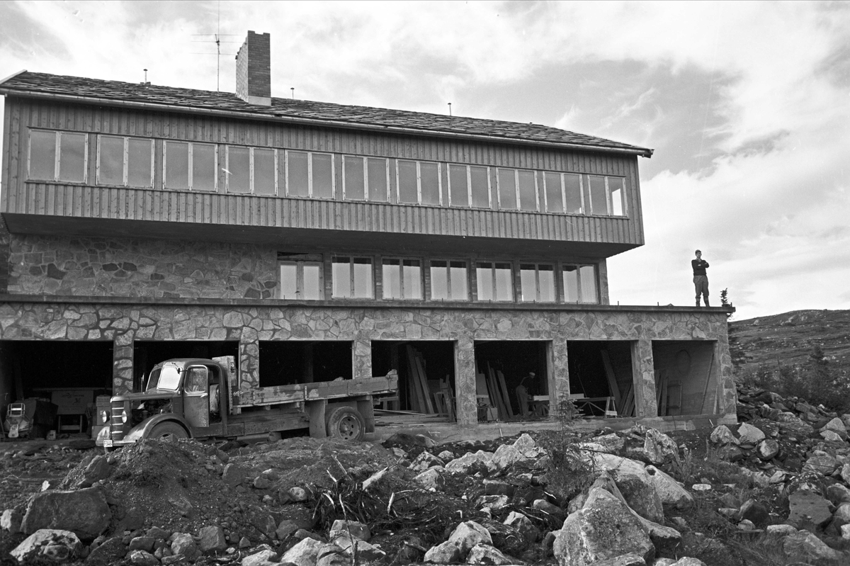 Serie. Tempelseter, Eggedal, Sigdal, Buskerud. Frilufts- og hytteliv samt bygging av Tempelseter høyfjellshotell. Fotografert 1963.